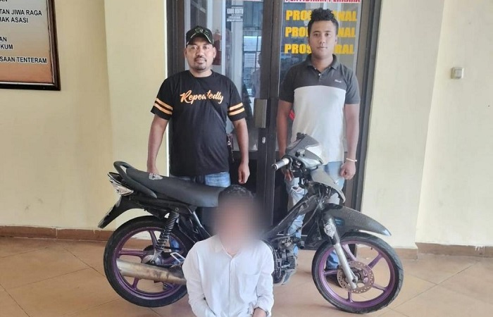 Pelajar yang mencuri sepeda motor di Kota Ruteng ketika tiba di Polres Manggarai.