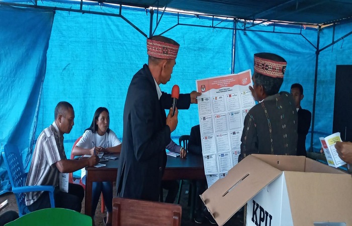 Ketua KPPS TPS 05 Bangka Lao, tetap bekerja walaupun ayahnya meninggal dunia. 