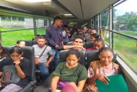 Polres Ngada Bantu Kendaraan Antar Jemput Warga Urus e-KTP. Foto: Wim de Rozari