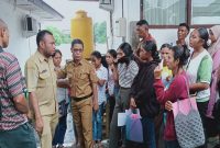Suasana pengurusan KTP di Kantor Dukcapil Sikka, Selasa (6/2/2024). Foto: Wentho Eliando