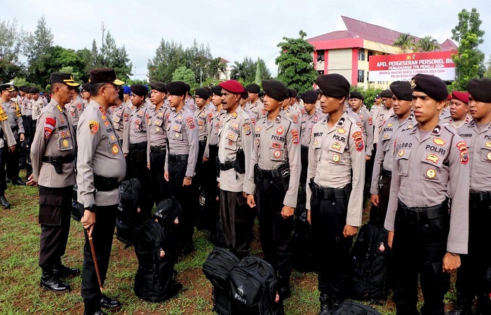 Kapolda NTT, Irjen Pol. Daniel Tahi Monang Silitonga secara simbolis menyerahkan ransel BKO kepada anggota Brimob dan Samapta Polda NTT, Senin (5/2/2024) di Mapolda NTT-Kupang. 