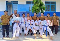 Para Atlet Inkado SMPS Katolik Yos Sudarso memperlihatkan medali dan piagam kepada guru, siswa  dan Sensai di halaman sekolah, Kamis (1/2/2024).