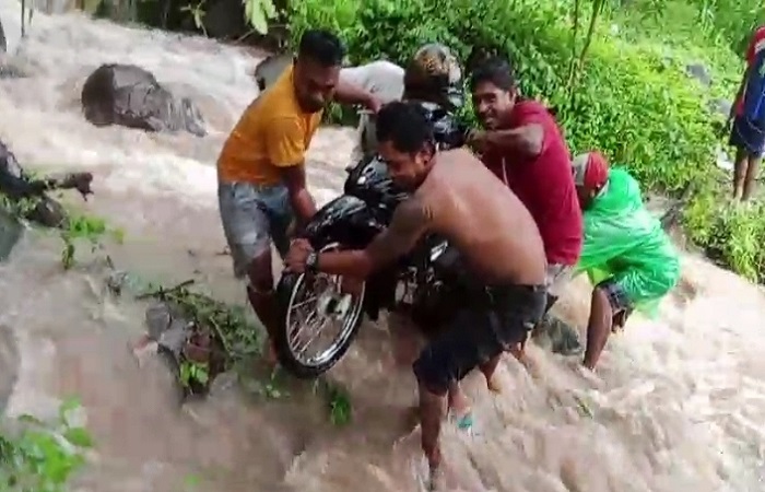 Deker Lungu Wra'ak Ambruk Sejak Minggu Pagi, Jalan Pantura Flores Timur Putus Total
