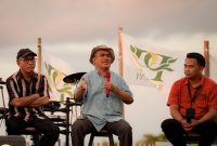 Plt Direktur Utama BPOLBF Fransiskus Saverius Teguh (tengah/pegang mike) saat diskusi di Taman Parapuar Labuan Bajo Mabar NTT belum lama ini. Dokumen BPOLBF.