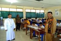 Kadis PKO Sikka Germanus Goleng dan Kepala SMPK Frater Maumere, Frater M. Sebastianus, BHK, S.Ag, M.M memantau jalannya lomba babak penyisihan Kejuaraan Pesona Sains di SMPK Frater Maumere, Senin (29/4/2024). Foto Wall Abulat