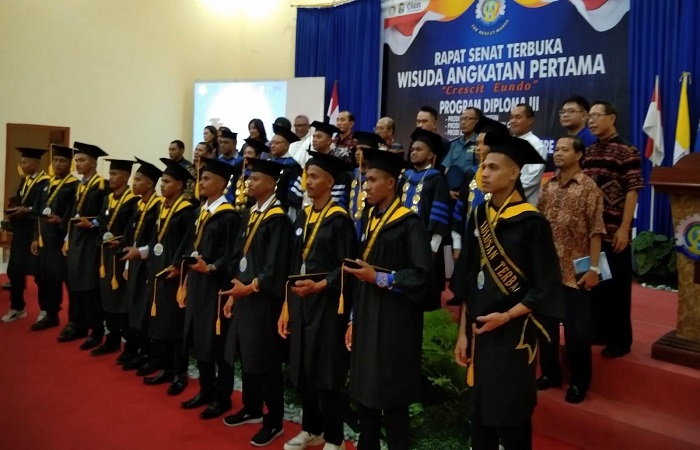 Sebagian wisudawan berpose bersama YM Uskup Maumere, Sekda Provinsi NTT, Kepala LLDikti, Penjabat Bupati Sikka dan sejumlah pejabat yang menghadiri acara wisuda angkatan pertama Politeknis Cristo Re di KCH Jalan Soekarno Hatta Maumere, Sabtu (18/5/2024). Foto Wall Abulat