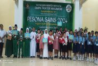 Para pemenang didampingi para kepala sekolah atau Guru Pendamping berpose bersama Kasek SMPK Frater Maumere, Fr. M. Sebastianus, BHK, S.Ag, M.M usai menerima penghargaan di Aula Mardi Wiyata Jalan Kimang Buleng Maumere, Selasa (30/4/2024) petang. Foto Istimewa