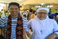 Runner up Ajang Pencarian Bakat X-Factor Indonesia,Kris Tomahu dan Suster Lucia, CIJ berbaur dengan para ODGJ di Panti Santa Dymphna Maumere, Sabtu (11/5/2024). Foto Wall Abulat