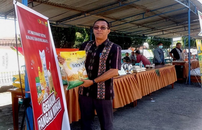 Kadistan Manggarai Ferdy Ampur ketika memperlihatkan beras yang dijual murah kepada masyarakat. 