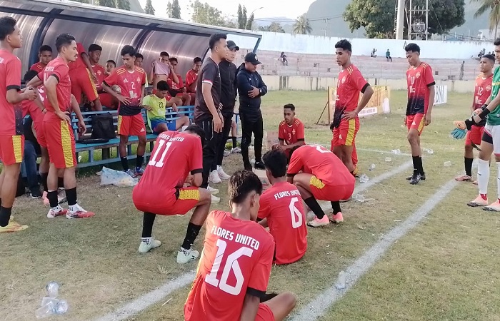 Para pemain Flores United sedang mendengarkan arahan dari Tim Pelatih saat turun minum babak pertama. Foto: Willy Aran