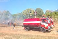 Satpol PP-Damkar Gelar Simulasi Atasi Kebakaran di Lapangan Sepakbola Weri, Kelurahan Weri, Kecamatan Larantuka, Kamis (25/7/2024). Foto: Wentho Eliando