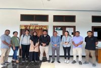 Direktur Perumda Wae Mbeliling Mabar, Aurelius Endo (ke 6 dari kiri atau ke 4 dari kanan) pose bersama dengan BPKP Perwakilan NTT di kantor Perumda Wae Mbeliling di Labuan Bajo baru-baru ini. Foto: Dokumen Aurelius Endo