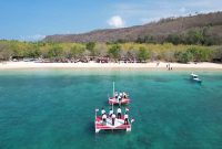 Warga Pantai Oa Flores Timur Kibar Bendera di Laut, Sabtu (17/8/2024)