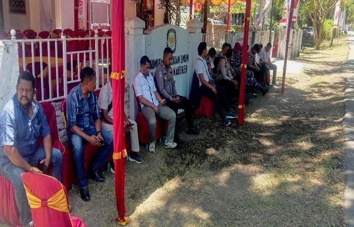 Situasi di luar Kantor KPU Nagekeo dijaga ketat oleh aparat keamanan, Selasa (27/8/2024). 