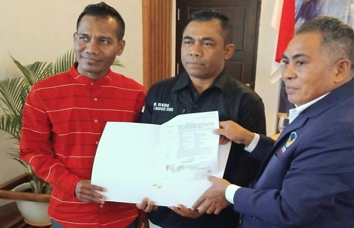 DPP Nasdem Berikan SK kepada Erik- Awaludin Maju di Pilkada Ende