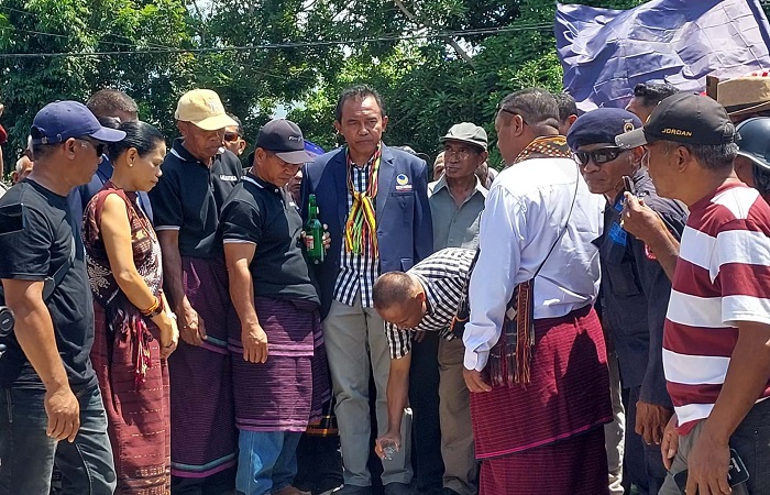 Bakal Calon Bupati dan Wakil Bupati Flores Timur, Antonius Doni Dihen dan Ignasius Boli Uran Saat Tiba di Kantor KPU Flores Timur, Kamis (29/8/2024)
