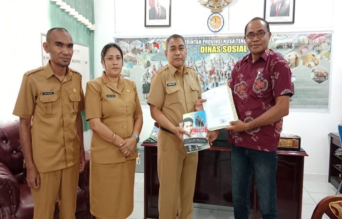 Penyerahan Surat dan Dokumen Pendukung Usulan Gelar Pahlawan Nasional Herman Fernandez oleh Kepala Dinas Sosial Flores Timur, Benediktus Bolibapa Herin kepada Kepala Dinas Sosial Provinsi NTT, Kanisius H.M.Mau, Selasa (27/8/2024). Foto: Dok. Katharina Riberu