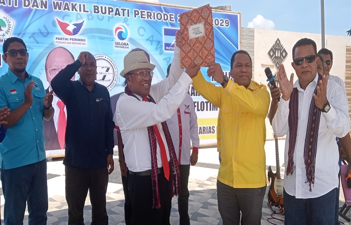 Ketua DPD Partai Golkar Kabupaten Flores Timur, Yosef Sani Betan mewakili Koalisi Parpol Menyerahkan Dokumen Deklarasi Parpol Pengusung Saat Deklarasi Paslon Lukman Riberu dan Zakarias Paun di Taman Kota Larantuka, Kamis (29/8/2024). Foto: Wentho Eliando