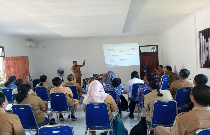 Kepala Dinas P2KB Mabar NTT, Rafael Guntur (berdiri di depan) ketika membawa materi kebijakan pemanfaatan data pendataan keluarga dan Pemuktahiran data KKBPK di Labuan Bajo, Senin (13/8/2024). Foto: Andre Durung