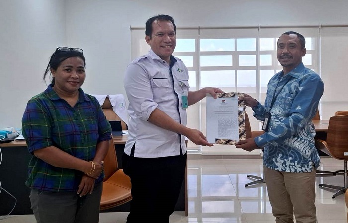 Penyerahan SK Penetapan Rumah Sakit Tempat Pemeriksaan Kesehatan Bakal Calon Bupati dan Wakil Bupati. Dari Kiri : Ansi Naga (Anggota KPU Ende) Tengah dr. Robinson (Manajemen RSUP dr. Ben Boi) dan Wilhelmus Hermanto Lose (Ketua KPU), Minggu (25/8/2024) di RSUP dr. Ben Mboi Kupang.