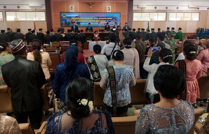 Suasana pengambilan sumpah janji DPRD Mabar NTT 2024-2029 melalu sidang paripurna dewan setempat di Labuan Bajo, Jumat (30/8/2024). 