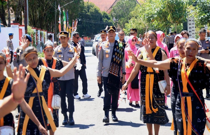 Kapolda NTT disambut tarian Jai di Mapolres Ngada.