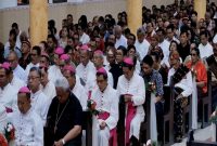 Para Uskup dan para Imam berbaur bersama umat pada Vesper Agung di Gereja Onekore, Rabu (21/8/2024).