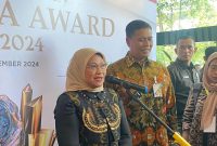 Menaker Ida Fauziyah (kiri) dan Dirut BPJS Ketenagakerjaan Anggoro Eko Cahyo ketika ditemui wartawan usai Penganugerahan Paritrana Award 2024 di Jakarta, Kamis (12/9/2024). Foto: ANTARA