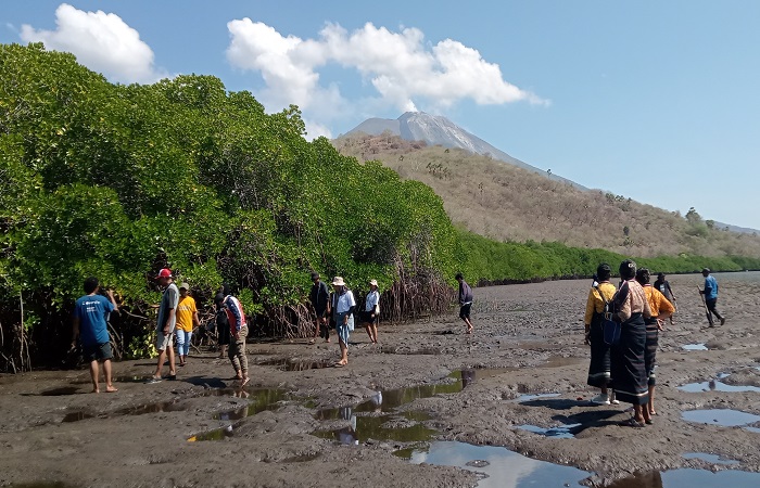 Festival Lamaholot 2024, Kelompok Penenun Lamaholot dan Masyarakat Tanam Bakau di Pesisir Desa Watodiri, Sabtu (19/10/2024). Foto: Wentho Eliando