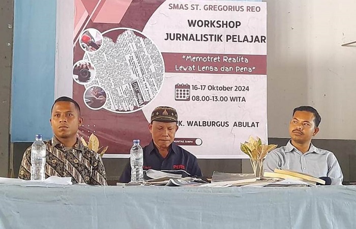 Wartawan Florespos.net Wall Abulat (tengah) didampingi Moderator Bastian Utu, S.Pd (kiri) dan Rizky Masdun (tenaga ahli) membawakan materi jurnalistik saat workshop tertajuk Memotret Realita Lewat Lensa dan Pena di SMAS St. Gregorius Reo, (67/10/2024). Foto Febry Nagut, S.Fil.