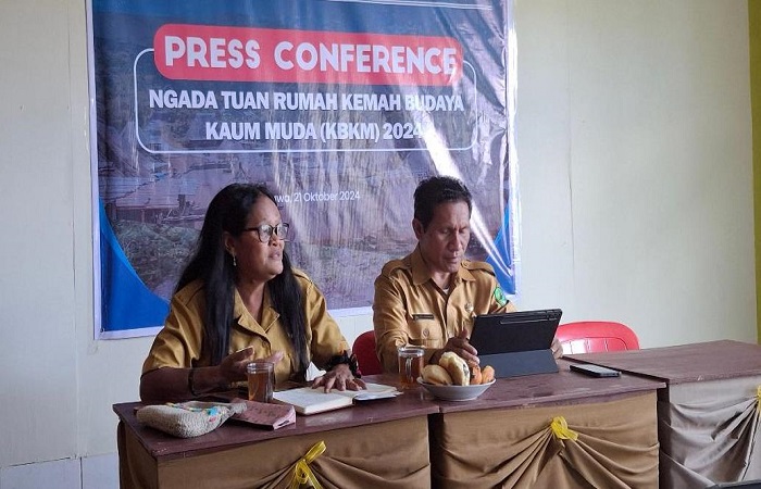 Kepala Dinas Pendidikan dan Kebudayaan Kabupaten Ngada,Elisius Kletus Watungadha didampingi oleh Kepala Bidang Kebudayaan Asry Moi