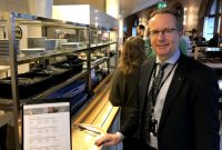Anggota DPR Swedia seperti Per-Arne Hakansson sering terlihat di kantin parlemen. Foto diambil pada 2019.(Jonas Esbjörnsson via BBC News Indonesia)