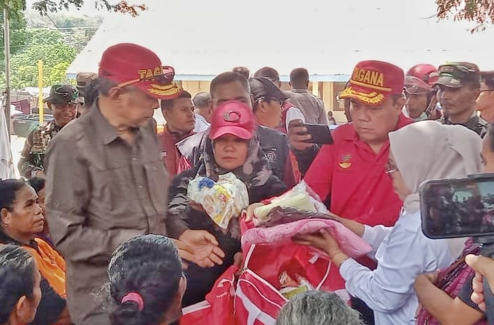 Wakil Menteri Sosial RI, Agus Jabo Priyono Berdialog Bersama Warga Terdampak di Posko Pengungsian Desa Lewolaga, Kecamatan Titehena, Kabupaten Flores Timur, NTT, Rabu (6/11/2024). Foto: Wentho Eliando