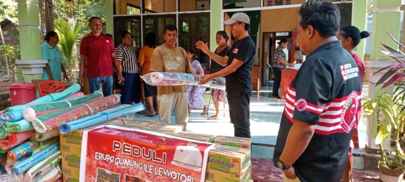 PKN Bantu Tangki Air dan Sembako Bagi Korban Letusan Lewotobi di Flotim. Foto: Wentho Eliando