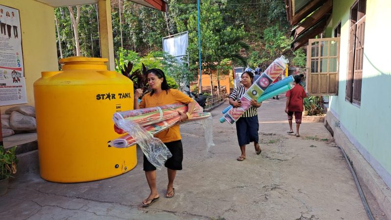 Posko Pengungsian Mandiri Warga Terdampak Letusan Gunung Lewotobi di Desa Watotika Ile Butuh Air Bersih. Foto: Wentho Eliando