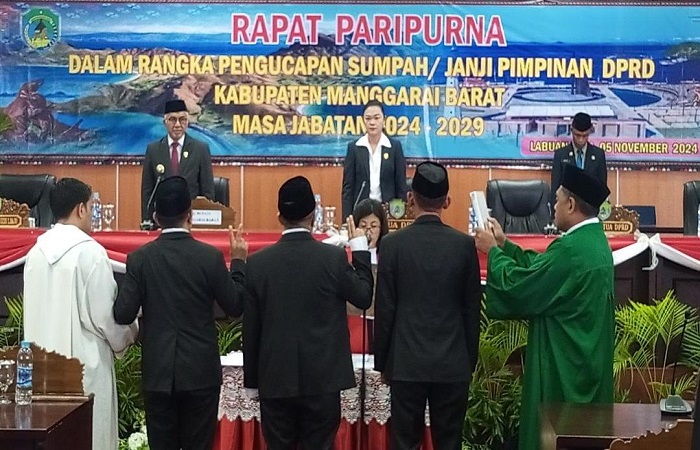 Momen pelantikan pimpinan DPRD Mabar NTT di Labuan Bajo, Selasa (5/11/2024). 