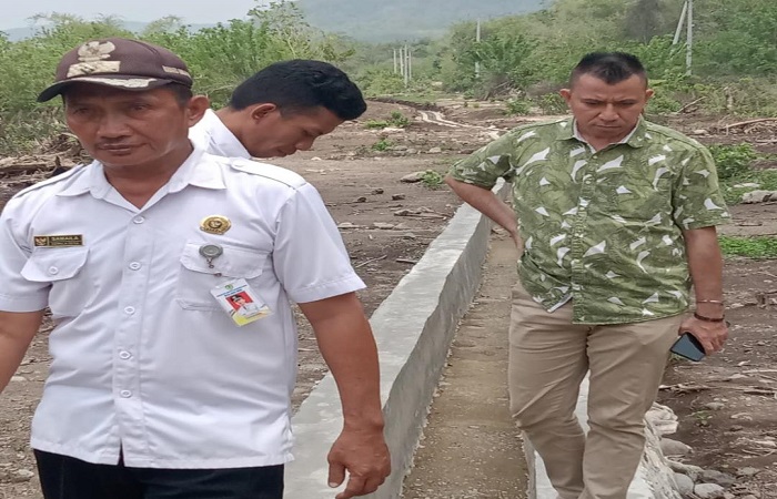 Anggota DPRD Mabar NTT, Hasan (kanan/baju motif hijau) monitoring proyek irigasi Wae Lambos di Desa Golo Mori, Kecamatan Komodo baru-baru ini. (Dokumen dari Hasan). 