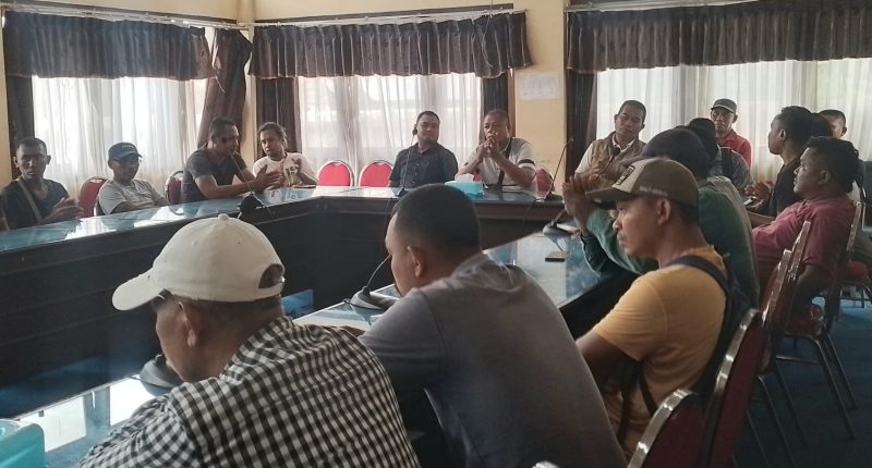 Puluhan Kontraktor Datangi Kantor DPRD Ende,
