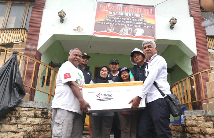 Kepala Biro ANTARA Provinsi NTT, Bernadus Tokan (kanan) didampingi Penjabat (Pj) Bupati Flores Timur Sulastri H I Rasyid memberikan bantuan bagi warga terdampak erupsi Gunung Lewotobi Laki-laki kepada Kepala Desa Boru Kedang ,Darius Don Boruk di Kantor Desa Boru Kedang, Kecamatan Wulanggitang, Kabupaten Flores Timur, Nusa Tenggara Timur (NTT), Minggu (1/12/2024). 