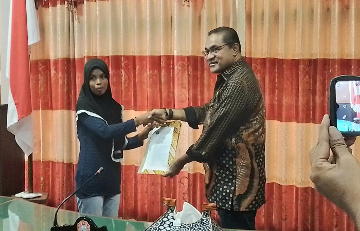 Faiza Terharu Saat Terima Dokumen Penegasan Jadi WNI dari Pemerintah