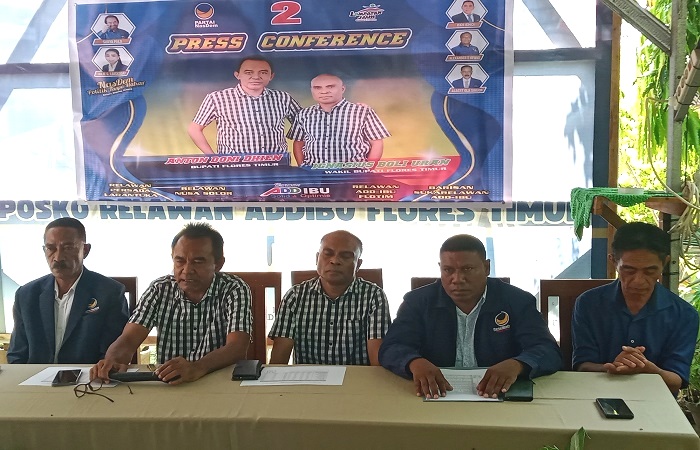 Pasangan Calon Bupati dan Wakil Bupati Antonius Doni Dihen dan Ignasius Boli Uran menggelar konferensi pers mengumumkan kemenangan di Sekretariat Pemenangan, Kelurahan Sarotari, Kecamatan Larantuka, Senin (2/12/2024). (foto: wentho eliando)