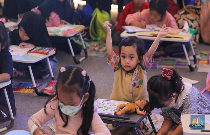 Sejumlah anak mengikuti lomba mewarnai saat berlangsungnya acara Investment Expo 2023 di Central Park Mall, Jakarta, Sabtu (16/9/2023). (Foto: CNBC Indonesia)