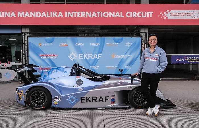 Kementerian Ekonomi Kreatif memperkenalkan logo baru yang mencerminkan semangat ekonomi kreatif sebagai “The New Engine of Economic Growth” pada ajang Mandalika Festival of Speed 2024 Final Round, Minggu (8/12/2024). (foto:dok.kemenekraf)