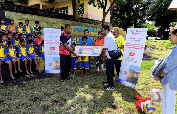 Penyerahan bantuan penunjang pendidikan oleh perwakilan JurnalisTrip dan Literasi kepada kepala SDN Bhagaroga, Sabtu (21/12/2024)