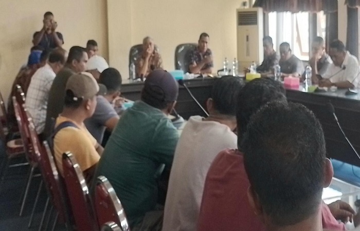 Para Kontraktor ketika berdialog dengan Komisi III DPRD Kabupaten Ende, Senin (9/12/2024).