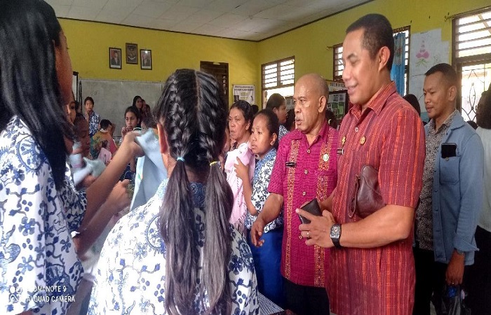 Suasana kunjungan para pejabat ke ruang pameran karya para siswa SMPN 4 Langke Rembong. 