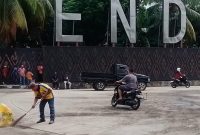 Dinas PUPR Ende Rutin Bersihkan Drainase dan Jalan Pasca Hujan