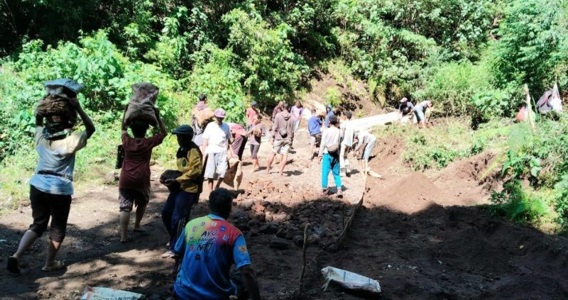 Warga Desa Wolokota Ende Swadaya Perbaiki Jalan Setelah Dibuka Pemerintah Melalui Program TMMD