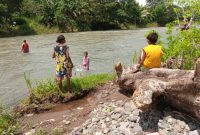 Warga sedang menyeberangi Kali Nangagete, di Kecamatan Talibura, Kabupaten Sikka. (FOTO: EBED DE ROSARY)