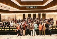 Panitia Alumni Day berfoto bersama peserta, pimpinan kampus Unika Atma Jaya, serta pengurus Yayasan Atma Jaya